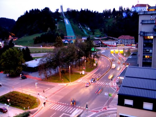 Velenje 2009. leta, krožišče pod Velenjskim gradom v noči