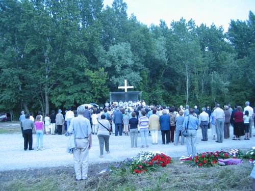 Varaždin - Dravska šuma 19-06-2004.g.: blagoslov sagradjenog spomen obilježja komunističkim žrtvama