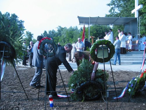 Varaždin - Dravska šuma 19-06-2004.g.: blagoslov sagradjenog spomen obilježja komunističkim žrtvama