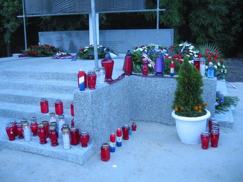 Varaždin - Dravska šuma 19-06-2004.g.: blagoslov sagradjenog spomen obilježja komunističkim žrtvama