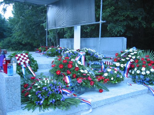 Varaždin - Dravska šuma 19-06-2004.g.: blagoslov sagradjenog spomen obilježja komunističkim žrtvama