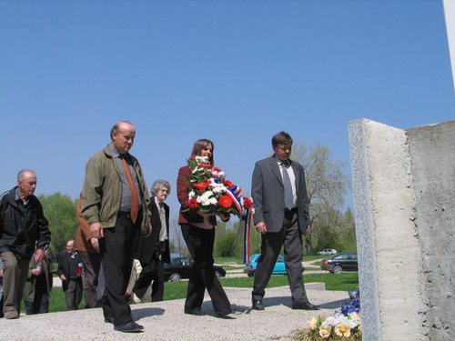 Varaždin- Dravska šuma 22-04-2006.g.: zajednička posjeta i molitva kod spomen obilježja komunističkih zločina poslije godišnje skupštine