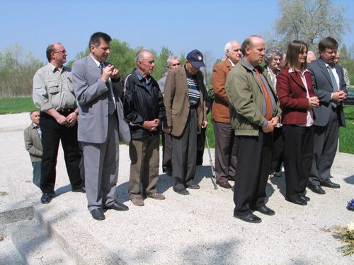 Varaždin- Dravska šuma 22-04-2006.g.: zajednička posjeta i molitva kod spomen obilježja komunističkih zločina poslije godišnje skupštine