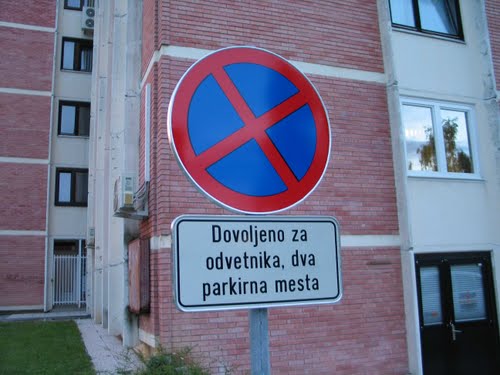 Velenje-Šalek 2008.: grabež državne lastnine in "pamet ima meje, neumnost pa ne" ! Da opomnim imetnika tega nagnusnega napisa: prispeval za 2 prisvojil pa si je 4 parkirišč !  