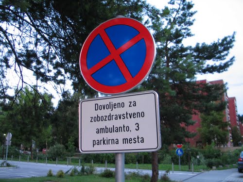 Velenje-Šalek 2008.: grabež državne lastnine in "pamet ima meje, neumnost pa ne" ! Da opomnim imetnika tega nagnusnega napisa: prispeval za 3 zasedel pa za 8 parkirišč ! 