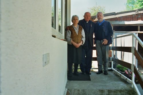 Orahovica 02-05-2002.g.: gos. domaćica, vel. B. Vukoja i Dragutin (vel. B.Vukoja preminuo listopada 2009.g.)