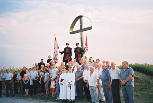Gornji Hraščani Spomen križ na Sepu 04-08-2003.g., okupljanje poslije mise