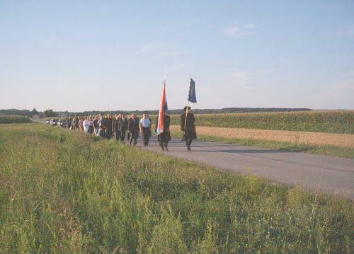 Gornji Hraščani - grobište Sep (05-08-2005.g.): procesija grobištu komunističkih žrtava