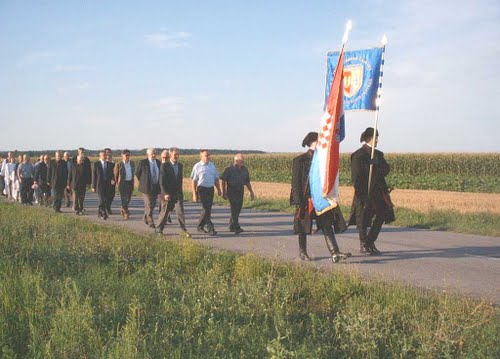 Gornji Hraščani - grobište Sep (05-08-2005.g.): procesija grobištu komunističkih žrtava