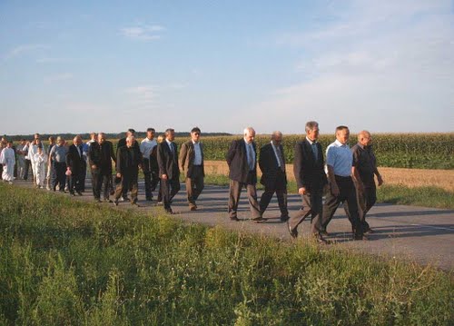 Gornji Hraščani - grobište Sep (05-08-2005.g.): procesija grobištu komunističkih žrtava
