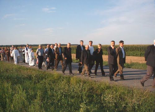 Gornji Hraščani - grobište Sep (05-08-2005.g.): procesija grobištu komunističkih žrtava