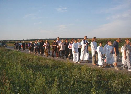 Gornji Hraščani - grobište Sep (05-08-2005.g.): procesija grobištu komunističkih žrtava