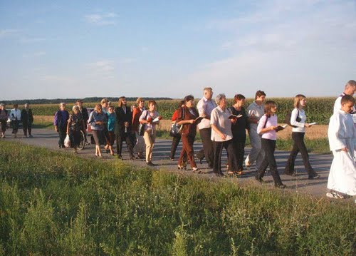 Gornji Hraščani - grobište Sep (05-08-2005.g.): procesija grobištu komunističkih žrtava