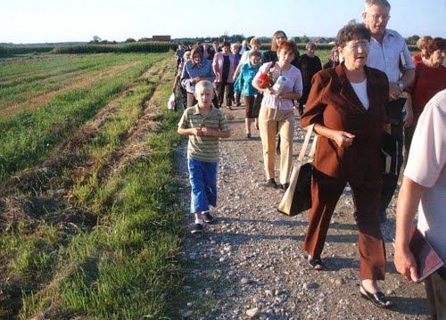 Gornji Hraščani - grobište Sep (05-08-2005.g.): procesija grobištu komunističkih žrtava