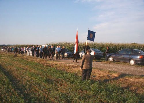 Gornji Hraščani - grobište Sep (05-08-2005.g.): procesija grobištu komunističkih žrtava