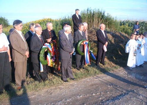 Gornji Hraščani - grobište Sep (05-08-2005.g.): procesija grobištu komunističkih žrtava