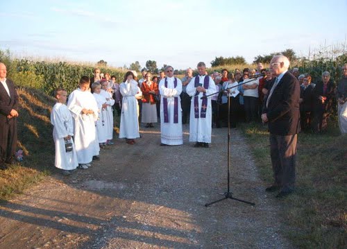 Gornji Hraščani - grobište Sep (05-08-2005.g.): procesija grobištu komunističkih žrtava te pozdrav gosta iz Bjelovara