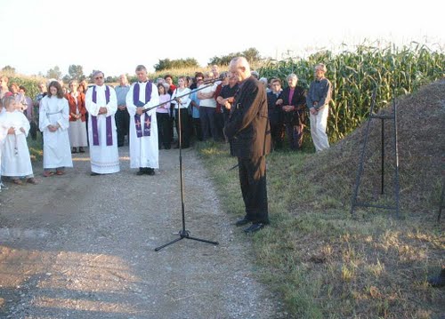 Gornji Hraščani - grobište Sep (05-08-2005.g.): procesija grobištu komunističkih žrtava te pozdrav gosta iz Ljubljane