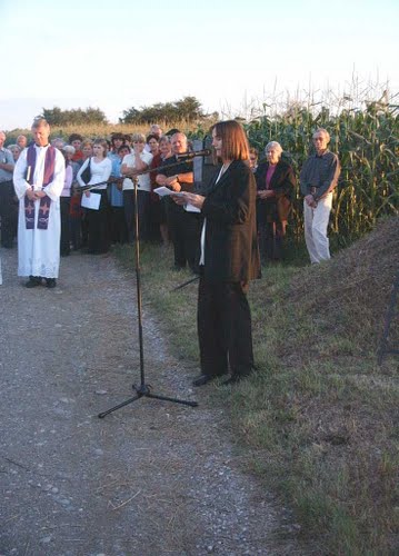 Gornji Hraščani - grobište Sep (05-08-2005.g.): procesija grobištu komunističkih žrtava te pozdrav goste g.Turk