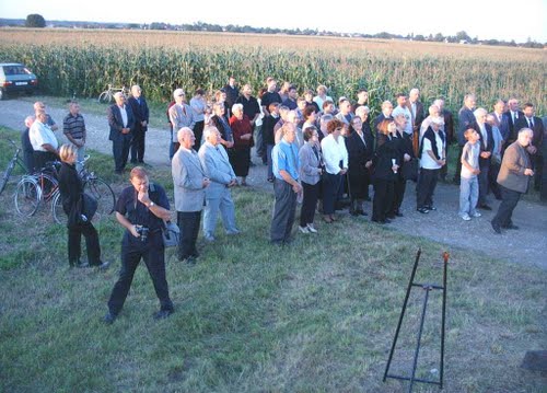 Gornji Hraščani - grobište Sep (05-08-2005.g.): procesija grobištu komunističkih žrtava