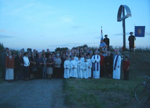 Gornji Hraščani - grobište Sep (05-08-2005.g.): procesija grobištu komunističkih žrtava