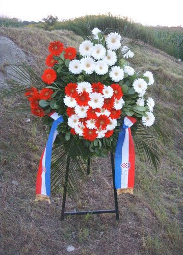 Gornji Hraščani - grobište Sep (05-08-2005.g.): procesija grobištu komunističkih žrtava - polaganje vijenaca