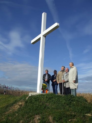 Gornji Hraščani - grobište Sep (31-10-2008.g.): sviječe za žrtve na dan SVI SVETI
