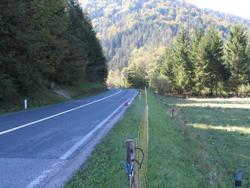 Gornji Dolič - Vocovnikov travnik (2007.). grobišče iz 1945.leta pod desno bankino.
