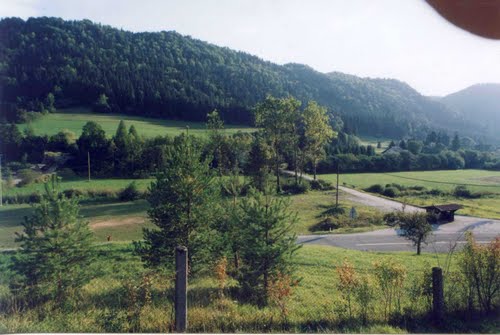 Gornji Dolič, slika iz 2000. leta: pod Pečovnikom je nekoč bila železniška postaja na relaciji Velenje - Mislinja