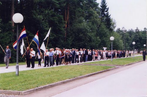 Dobrava 16-05-1999.g.: hrvatski hodočasnici pohodili spomen obilježje kod Teznog