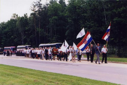 Dobrava 16-05-1999.g.: hrvatski hodočasnici pohodili spomen obilježje kod Teznog
