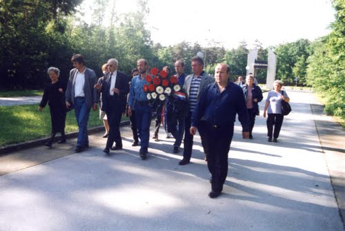Dobrava 16-05-1999.g.: hrvatski hodočasnici pohodili spomen obilježje kod Teznog