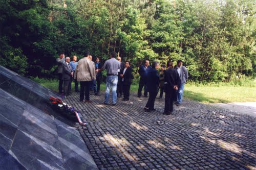 Dobrava 16-05-1999.g.: hrvatski hodočasnici pohodili spomen obilježje kod Teznog