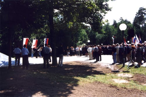 Dobrava 30-07-1999.g.: na dan ukopa kod komemoracije uz druge hrvatski katoliki nisu imali pravo na oproštajnu riječ !!!