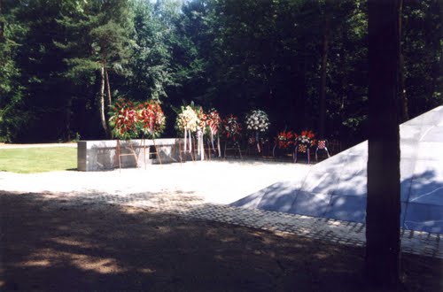 Dobrava 30-07-1999.g.: na dan ukopa kod komemoracije uz druge hrvatski katoliki nisu imali pravo na oproštajnu riječ !!! Nigdje riječi, nigdje broja (1179 kostura) samo cvijeće.