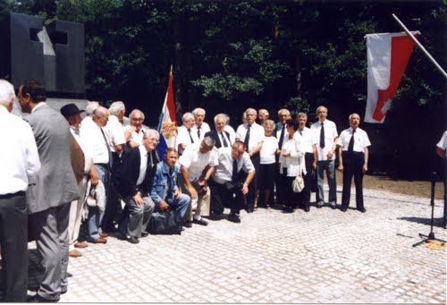 Dobrava 30-07-1999.g.: na dan ukopa kod komemoracije uz druge hrvatski katoliki nisu imali pravo na oproštajnu riječ !!! Grupa Hrvatski Domobrani.