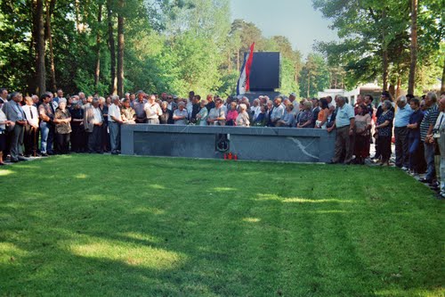 Dobrava 14-05-2000.g.: hrvatski hodočasnici pohodili spomen obilježje Dobravo kod Teznog. Tu na ovom mjestu je 1179 ljudskih kostura.