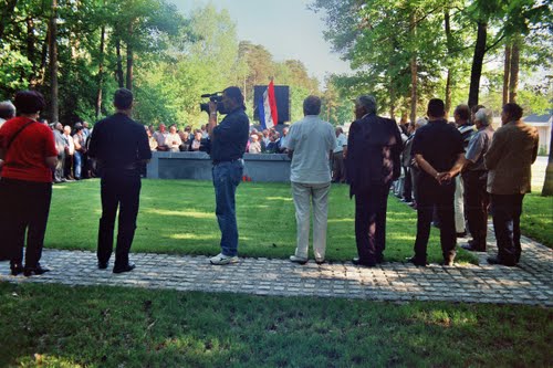 Dobrava 14-05-2000.g.: hrvatski hodočasnici pohodili spomen obilježje Dobravo kod Teznog. Tu na ovom mjestu je 1179 ljudskih kostura.