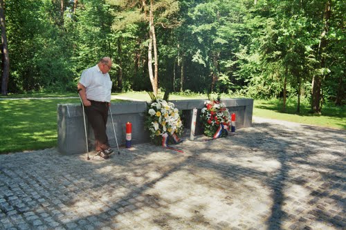 Dobrava 14-05-2000.g.: hrvatski hodočasnici pohodili spomen obilježje Dobravo kod Teznog. Tu na ovom mjestu je 1179 ljudskih kostura. Na slici dr Božidar Pahljina