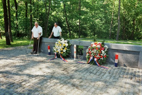 Dobrava 14-05-2000.g.: hrvatski hodočasnici pohodili spomen obilježje Dobravo kod Teznog. Tu na ovom mjestu je 1179 ljudskih kostura. Na slici dr Božidar Pahljina i g.Stane Novak