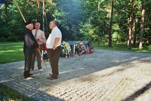 Dobrava 14-05-2000.g.: hrvatski hodočasnici pohodili spomen obilježje Dobravo kod Teznog. Tu na ovom mjestu je 1179 ljudskih kostura. Na slici dr Božidar Pahljina u razgovoru sa neustrašivim.