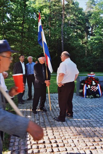 Dobrava 14-05-2000.g.: hrvatski hodočasnici pohodili spomen obilježje Dobravo kod Teznog. Tu na ovom mjestu je 1179 ljudskih kostura. Na slici dr Božidar Pahljina u razgovoru sa neustrašivim.