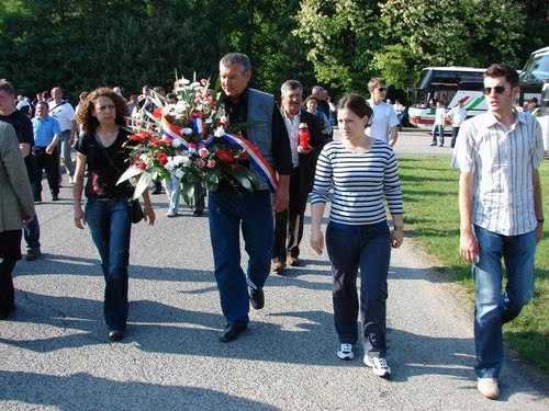 Dobrava 13-05-2007g.: hrvatski hodočasnici pohodili spomen obilježje Dobravo kod Teznog. Tu na ovom mjestu je 1179 ljudskih kostura.