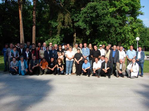 Dobrava 13-05-2007g.: hrvatski hodočasnici pohodili spomen obilježje Dobravo kod Teznog. Tu na ovom mjestu je 1179 ljudskih kostura.