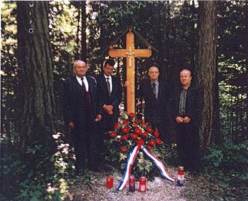 Crngrob 1999. leta. Križe žrtvam komunističnega zločina postavilo "Društvo za ureditev zamočanih grobov". Na sliki - Hrvati položili vence (2001.g.)