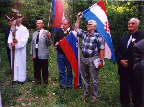 Crngrob 1999. leta. Križe žrtvam komunističnega zločina postavilo "Društvo za ureditev zamolčanih grobov". Na sliki - Hrvati položili vence (2001.g.)