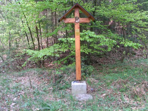 Crngrob 2001.g.: Križe v spomin žrtvam in opomin krvnikom postavilo "Društvo za ureditev zamolčanih grobov", pod predsedovanjem g.F.Permeta
