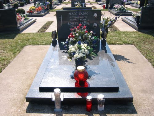 Vukovar-groblje 2005-03-22: posjeta slovenske delegacije i "Društvo za ureditev zamolčanih grobov" poklon generalu