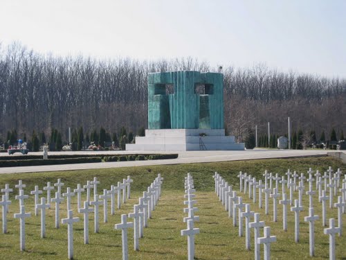 Vukovar-groblje 2005-03-22: posjeta slovenske delegacije i "Društvo za ureditev zamolčanih grobov". NAPOMENA: ova slika upotrijebljena je na više portala u svijetu