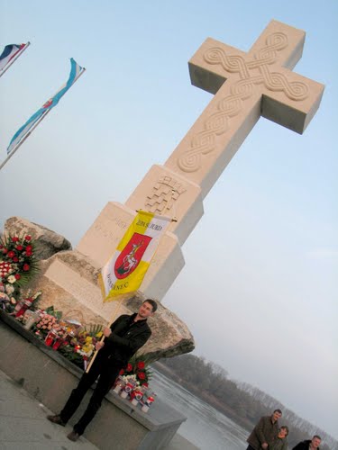 Vukovar 2008-11-15.g. spomen križ Vukovarskim braniteljima i Zastava Župe Sv.Juraj iz Đurmanca